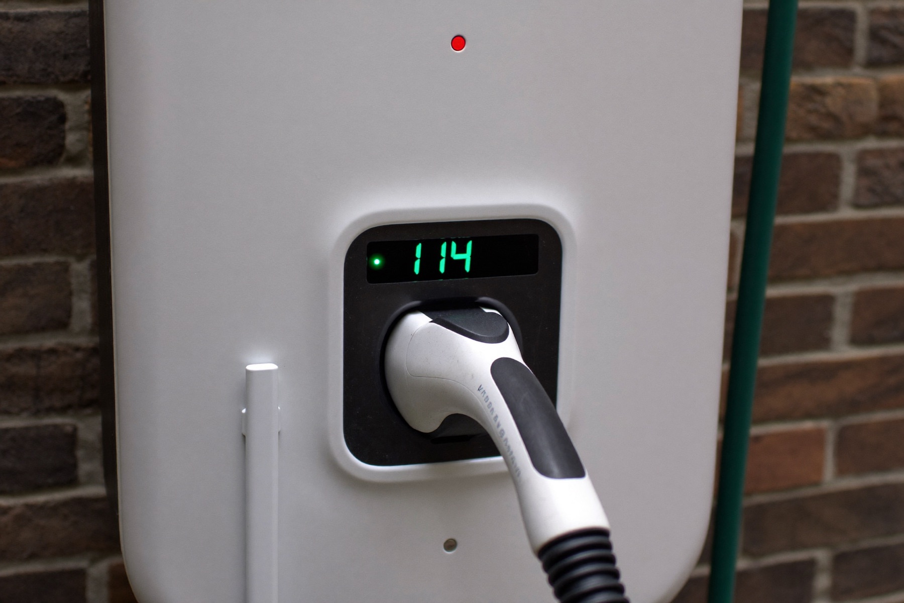 Charger with an integrated kWh meter
