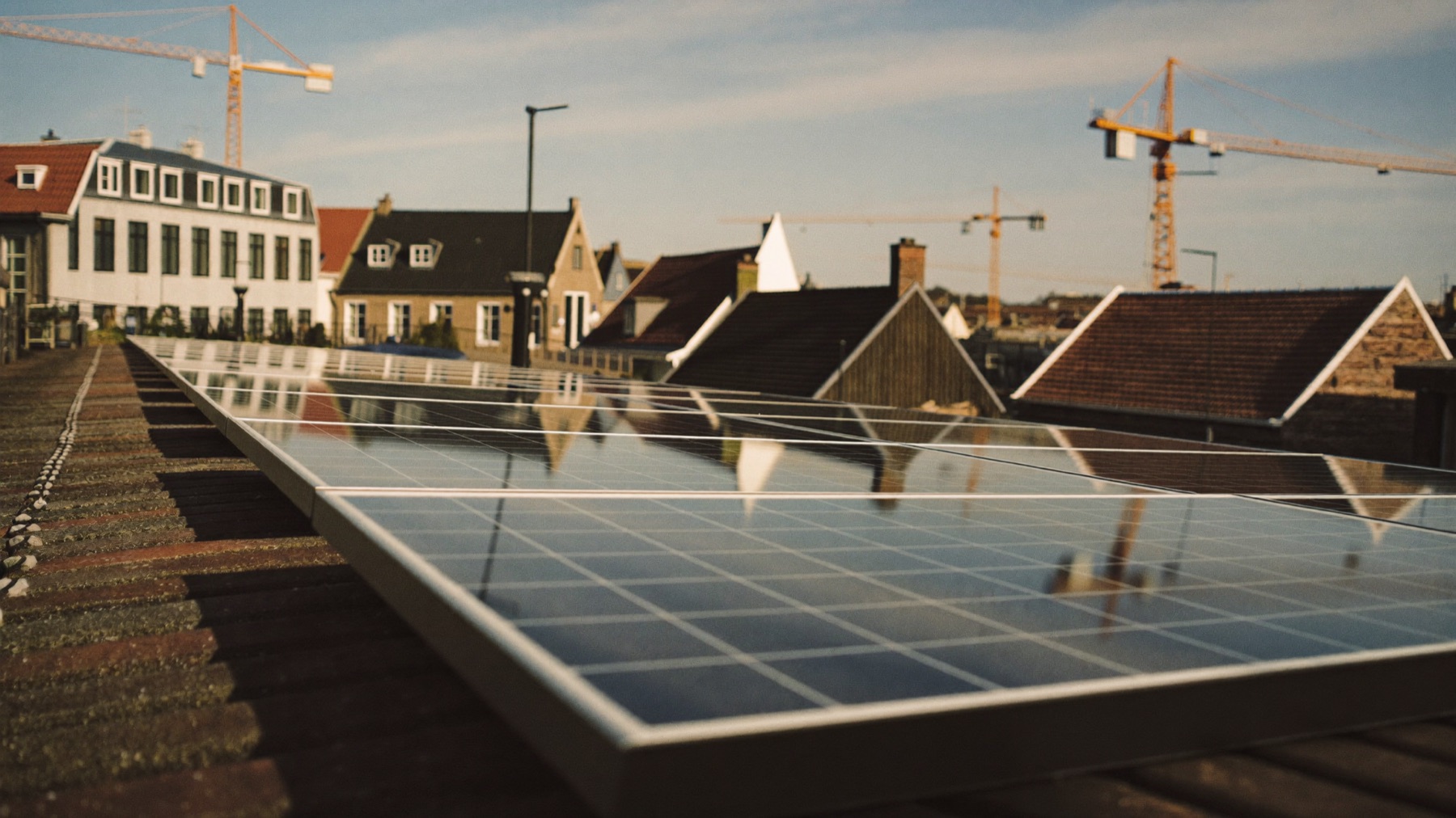Zonnepanelen op een dak in Amsterdam